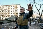 Kyivs borgmester Vitali Klitschko beder folk gå væk fra en femetagers bygning, der er tæt på at kollapse i hovedstaden.    Foto: Sergei Supinsky/Ritzau Scanpix