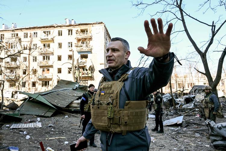 Kyivs borgmester Vitali Klitschko beder folk gå væk fra en femetagers bygning, der er tæt på at kollapse i hovedstaden.    Foto: Sergei Supinsky/Ritzau Scanpix