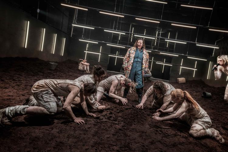  »Vi arbejder jo alle efter evne«. Napoleon (Tina Gylling Mortensen) har bare større evner til at tyrannisere de andre dyr. Foto: Camilla Winther