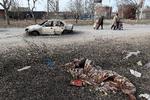 Død. Ødelæggelse. Flugt. Alt sammen i et enkelt billede fra Marupol, hvor de russiske styrker nu er trængt helt ind i centrum.   Foto: Alexander Ermochenko/Ritzau Scanpix