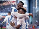 Akinkunmi Amoo (til højre) scorede FCK's enlige mål og fik en ordentlig krammer af Khouma Babacar
. Foto: Liselotte Sabroe/Ritzau Scanpix