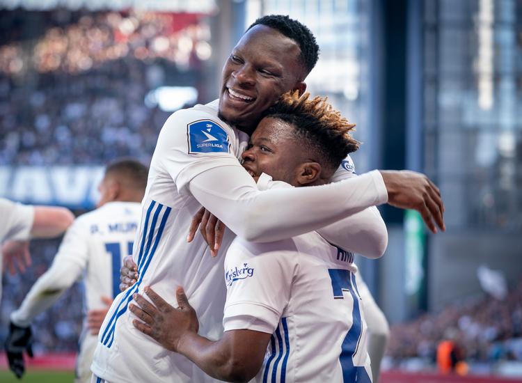 Akinkunmi Amoo (til højre) scorede FCK's enlige mål og fik en ordentlig krammer af Khouma Babacar
. Foto: Liselotte Sabroe/Ritzau Scanpix