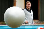 Fodbold for sjov er ikke noget for Peter Møller, der derfor ikke selv spiller hverken oldboys- eller veterankampe, men han er fast gæst til landsholdenes træninger, hvor man også kan more sig over en bold. Foto: Jens Dresling