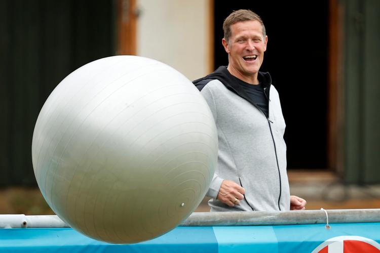 Fodbold for sjov er ikke noget for Peter Møller, der derfor ikke selv spiller hverken oldboys- eller veterankampe, men han er fast gæst til landsholdenes træninger, hvor man også kan more sig over en bold. Foto: Jens Dresling