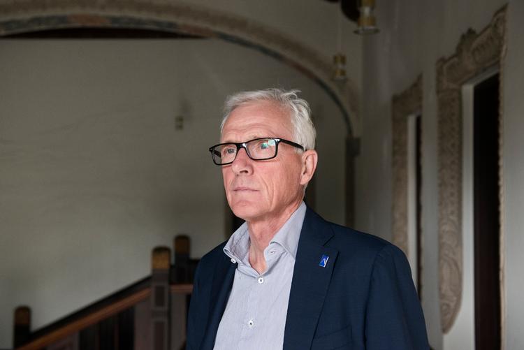 Den diskrete erhvervsmand Jens Bjerg Sørensen har en finger med i tre af de største virksomheder i Aarhus: Det børsnoterede Schouw &amp; Co., som han er administrerende direktør for, supermarkedskæden Dansk Supermarked, hvor han er næstformand for bestyrelsen, og entreprenørvirksomheden Per Aarsleff A/S, som han ligeledes er næstformand for. Derudover er han bl.a. formand for bestyrelsen for de stenrige Salling-fonde, der hvert år donerer millionbeløb til bl.a. kunst og kultur, sport , kirker og velgørenhed. Han er også med i næste års kulturbysatsning. Foto: Kenneth Lysbjerg Koustrup/Ritzau Scanpix