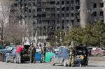 Prorussiske-tropper tjekker biler i Mariupol i går.  Foto: Alexander Ermochenko/Ritzau Scanpix