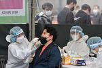 Med det højeste smittetryk siden pandemiens start, fylder corona stadig en stor del af hverdagen i Sydkorea. Alligevel har landet besluttet at åbne op for færdigvaccinerede turister Foto: Jung Yeon-je/Ritzau Scanpix