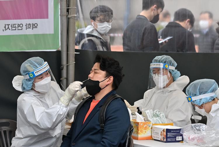 Med det højeste smittetryk siden pandemiens start, fylder corona stadig en stor del af hverdagen i Sydkorea. Alligevel har landet besluttet at åbne op for færdigvaccinerede turister Foto: Jung Yeon-je/Ritzau Scanpix