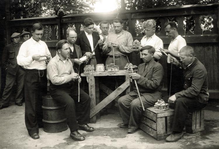 De russiske krigsfanger fik tiden til at gå med at lave folkekunst. Her fletter de små skrin af halm. Fotograf ukendt.. 