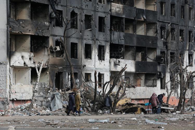 Det meste af Mariupol - en by med over 400.000 indbyggere - er smadret. Nogle beboere, der er sluppet ud, tvinges til Rusland, hvor de holdes tilbage, advarer Ukraines menneskeretskommissær. Foto: Alexander Ermochenko/Ritzau Scanpix