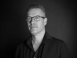 Jens Refslund Christensens karriere begyndte med en uddannelse til regnskabsassistent. Men kulturlivet trak snart i ham. Foto: Ingrid Bugge 