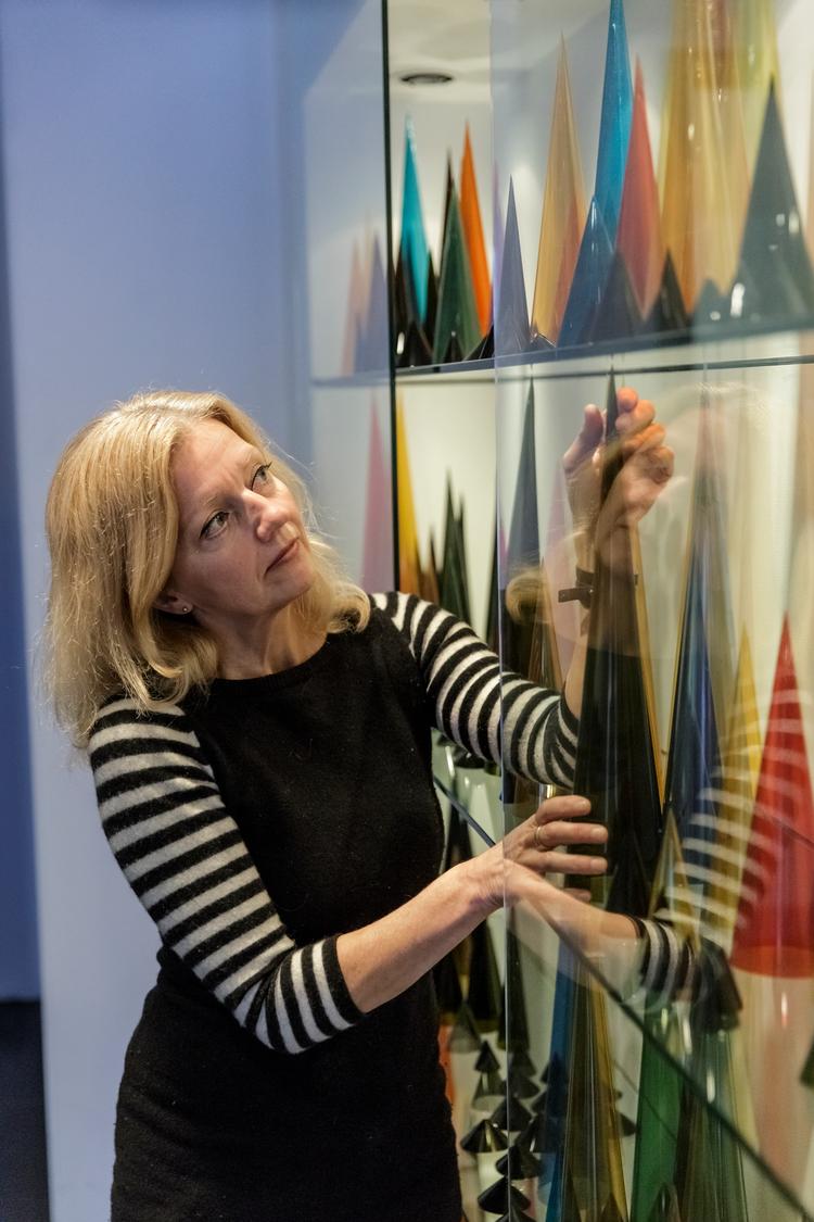 Marianne Grønnow var længe mest kendt for sine store malerier af blomster. Her ses hun forud for en udstilling i Politikens Forhal i 2018. Foto: Mads Nissen