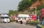 Kinesiske ambulancer på vej mod det formodede sted, hvor flyet er styrtet ned.  Foto: Str/Ritzau Scanpix