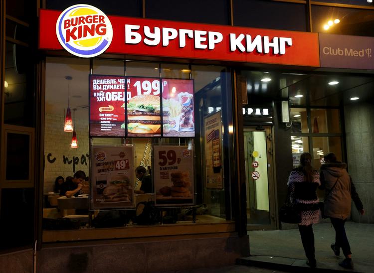 Burger King må finde sig i, at deres varemærke stadig pryder russiske restauranter som denne i Moskva. De har allieret sig med lokale partnere, som nægter at lukke.   Foto: Maxim Zmeyev/Ritzau Scanpix
