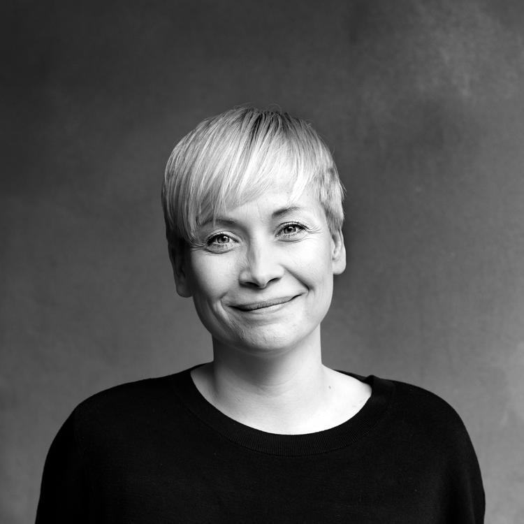 Må din kasse fra Aarstiderne kun indeholde rodfrugter. Må du tabe din ene sælskindsluffe på vej hjem. Kristina Nya Glaffey nedkalder uheld over den moderne mand, men sigter i virkeligheden på alle privilegerede mennesker i Vesten. Foto: Frida Gregersen, 2019 