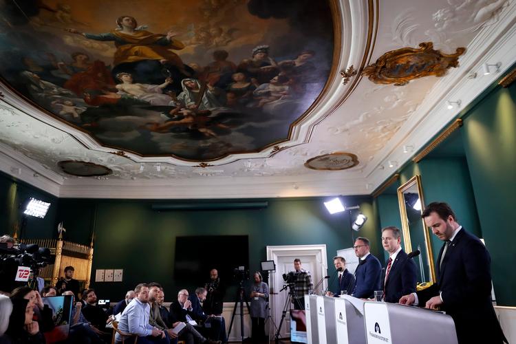 Regeringen med finansminister Nicolai Wammen i spidsen præsenterer på et pressemøde et bud på, hvordan krigen i Ukraine vil ramme dansk økonomi.  Foto: Jens Dresling