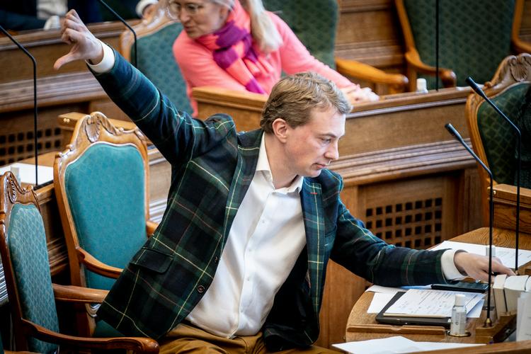 Partileder Morten Messerschmidt (DF) er sammen med andre DF-profiler politianmeldt for uretmæssigt brug af en lokal partikasse til indkøb af mad og vin. Morten Messerschmidt henviser til sin partisekretær, som afviser beskyldninger om underslæb, mandatsvig og/eller dokumentfalsk i den lokale partiforening i Hjørring.
 Foto: Mads Claus Rasmussen/Ritzau Scanpix
