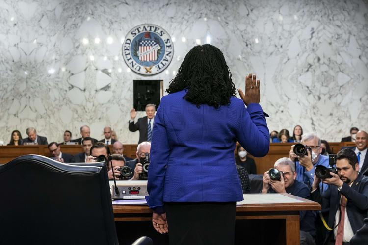     WASHINGTON, DC - MARCH 21: Supreme Court nominee Ketanji Brown Jackson is sworn in during the Senate Judiciary confirmation hearing on Capitol Hill March 21, 2022 in Washington, DC. Judge Ketanji Brown Jackson, President Joe Biden's pick to replace retiring Justice Stephen Breyer on the U.S. Supreme Court, will begin four days of nomination hearings before the Senate Judiciary Committee. If confirmed by the Senate, Judge Jackson would become the first Black woman to serve on the Supreme Court. J. Scott Applewhite-Pool/Getty Images/AFP == FOR NEWSPAPERS, INTERNET, TELCOS &amp; TELEVISION USE ONLY ==   Foto: Pool/Ritzau Scanpix
