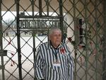 Boris Romantjenko ​fotograferet ved en af de koncentrationslejre, han brugte sit voksne liv til at oplyse om. Han overlevede russisk forfølgelse af ukrainerne, tyskernes forfølgelse af ukrainerne, men blev til sidst fældet af et russisk angreb på hans hjem. Foto: Stiftung Gedenkstätten Buchenwald und Mittelbau-Dora
