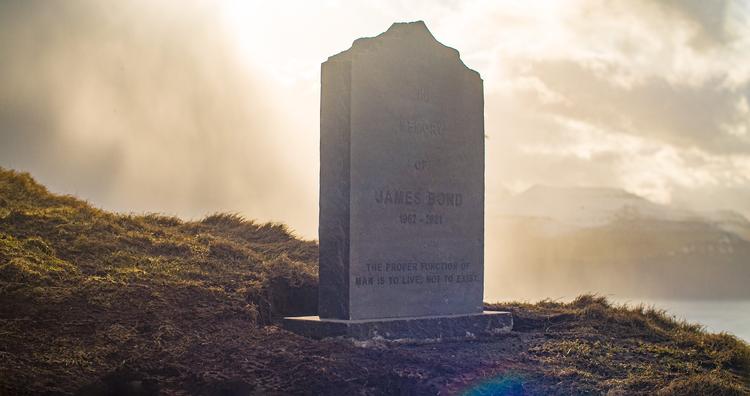 Gravstenen står oppe på fjeldet ved Kalsoys nordligste punkt, på det sted, hvor optagelserne til 'No Time to Die' fandt sted Foto: Guide to Faroe Islands