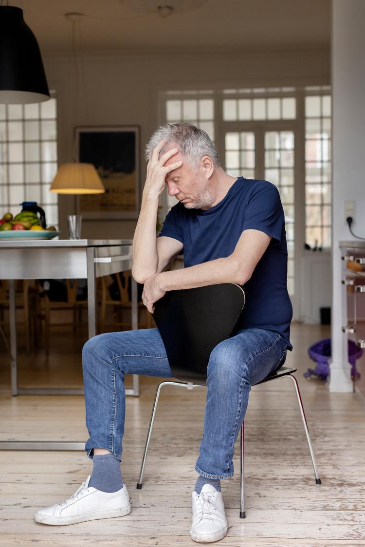 Jesper Stein er især kendt for sine krimier, men har også skrevet erindringsromanen 'Rampen' i 2020. I 'Ædru' fortsætter han ad det autofiktive spor. Foto: Thomas Borberg