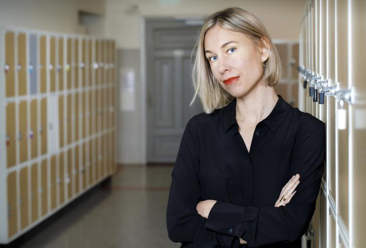 Karin Wik (f. 1979) har en baggrund som journalist, men arbejder i dag som pr- og kommunikationskonsulent. 'Kostskolen' - eller 'Skolan', som den hedder i hjemlandet Sverige - er hendes debutroman. Foto: Emelie Asplund