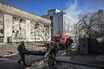 Ukrainere bærer en dræbt væk efter et russisk luftbombardement i Kyiv. Foto: Aris Messinis/Ritzau Scanpix