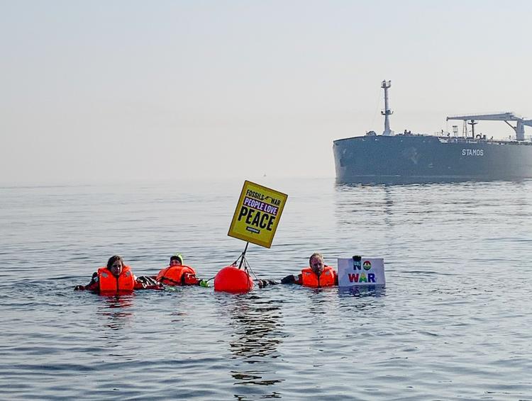 Aktivister har onsdag morgen malet store bogstaver på siden af et tankskib, da det befandt sig i fart syd for Lolland. Blandt deltagerne i aktionen er skuespiller Carsten Bjørnlund, som er kendt fra tv-serier som ’Arvingerne’ og ’Hvide Sande’. 