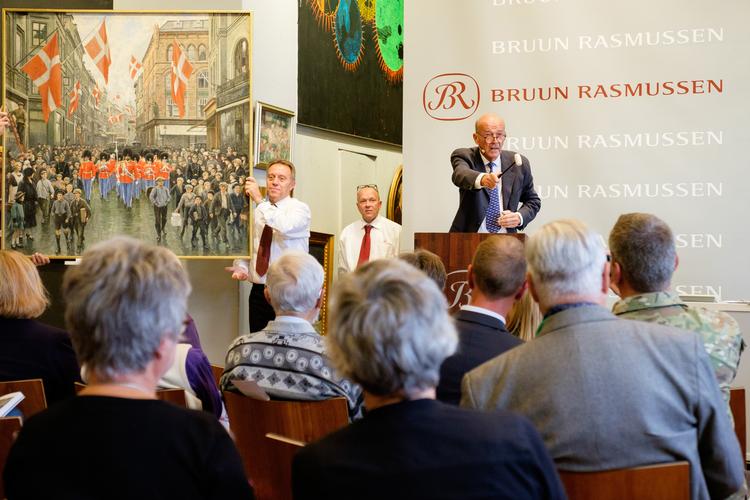 Jesper Bruun Rasmussen svinger hammeren til en af de mange auktioner, der bliver afholdt i de gamle lokaler i Bredgade i København.  Foto: Bruun Rasmussen Kunstauktioner