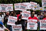 Disney har 80.000 ansatte i Florida og 190.000 ansatte i alt. Modstandere af loven i Florida opfordrer alle Disney-ansatte til at deltage i demonstrationerne. Her et billede fra Californien. Foto: Ringo Chiu/Ritzau Scanpix