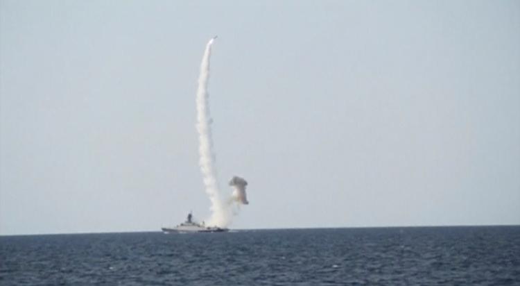 Et stilbillede fra en videoptagelse fra 2019 viser en cruise-missil, hvor det er muligt at putte atomladninger på, blive affyret fra krigsskibet Vyshny Volochyok i Sortehavet. Videoen er udgivet af Ruslands forsvarsministerium 30. august 2019. Foto: Russian Defence Ministry/Ritzau Scanpix