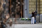 Mennesker samles foran Malmø Latinskole, hvor den 18-årige skød og dræbte to lærere.  Foto: Tt News Agency/Ritzau Scanpix