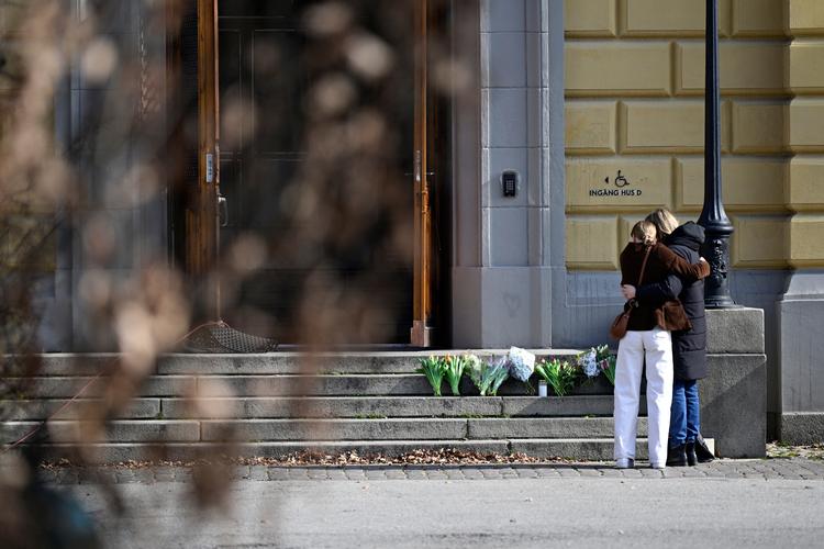 Mennesker samles foran Malmø Latinskole, hvor den 18-årige skød og dræbte to lærere.  Foto: Tt News Agency/Ritzau Scanpix