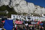 People hold banners and placards during a demonstration against the sacking of 800 P&amp;O workers near the Port of Dover on the southeast coast of England on March 18, 2022. - P&amp;O Ferries, which sails daily between Britain and France, axed 800 UK crew with immediate effect and suspended services in a bid to stay afloat, sparking protests from angry staff and trade union fury. The Dubai-owned group announced it has shed more than one quarter of its staff in a drastic restructuring to save cash, and halted services for the next few days. (Photo by Glyn KIRK / AFP) Foto Glyn Kirk