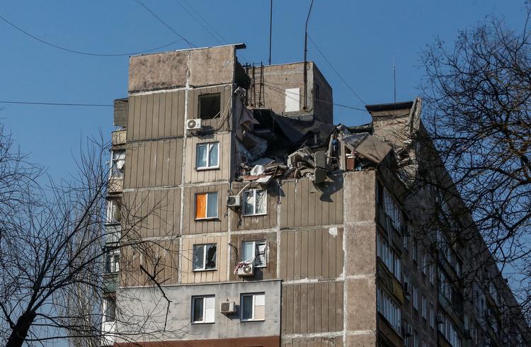 En udbombet bygning ses her i havnebyen Mariupol i Ukraine.  Foto: Alexander Ermochenko/Ritzau Scanpix