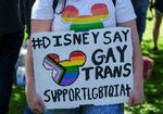 Flere af Disneys ansatte har udvandret fra arbejdet. De demonstrerer mod tegnefilmsgigantens manglende respons på en ny lov i Florida, som forbyder at undervise små børn i kønsidentitet og seksualitet.  Foto: Ringo Chiu/Ritzau Scanpix