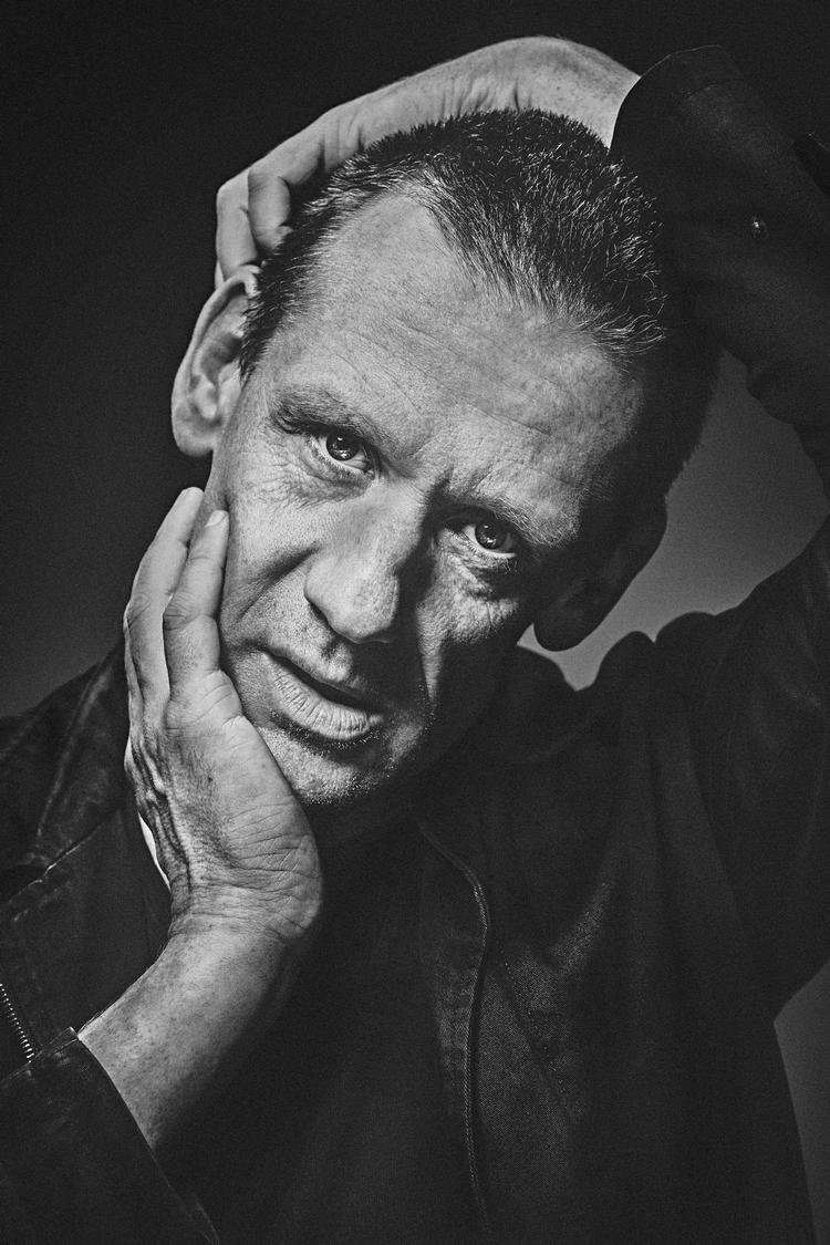 Olaf Højgaard bliver i den fuldes krop hele stykket igennem, og den spiller han også med stor troværdighed. Foto: Emilia Therese