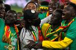 Senegals landstræner Aliou Cissé omringes af sine spillere, da hans mandskab har vundet det afrikanske mesterskab ved årets turnering i Cameroun.  Nu gælder det om at erobre en VM-billet. Foto: Themba Hadebe/Ritzau Scanpix