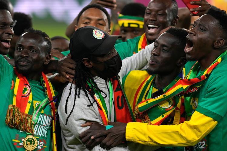 Senegals landstræner Aliou Cissé omringes af sine spillere, da hans mandskab har vundet det afrikanske mesterskab ved årets turnering i Cameroun.  Nu gælder det om at erobre en VM-billet. Foto: Themba Hadebe/Ritzau Scanpix
