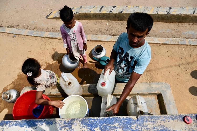 Børn henter vand i Kutupalong-lejren i Ukhia, Bangladesh. Foto: Munir Uz Zaman/Ritzau Scanpix