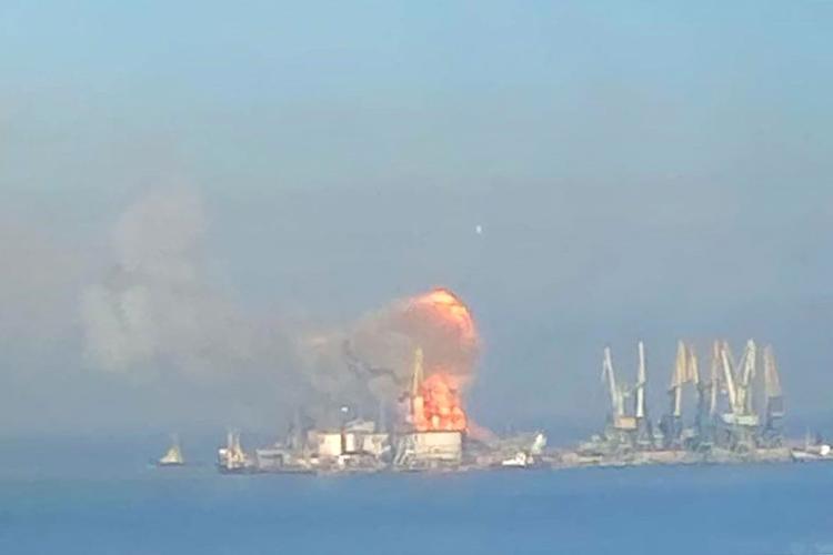 Et foto fra den ukrainske flåde, der hævder at have ramt det store russiske militærtransportskib Orsk i byen Berdyansk ved Det Azovske Hav.  Foto: -/Ritzau Scanpix /fra den ukrainske flåde