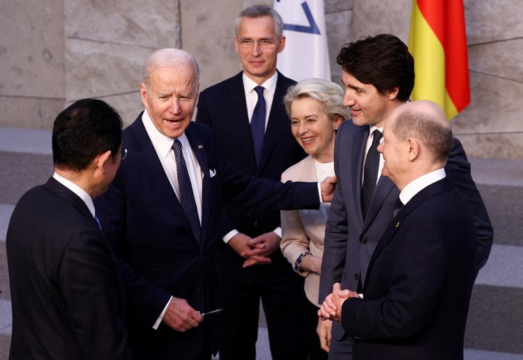 Statsledere fra nogle af Nato-landene stikker hovederne sammen ved topmødet i dag.  Foto: Henry Nicholls/Ritzau Scanpix