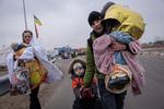 Flygtninge fra Ukraine efter Ruslands angreb på vej over grænsen ved Krakovetz og ind i Polen. Arkivfoto Mads Nissen