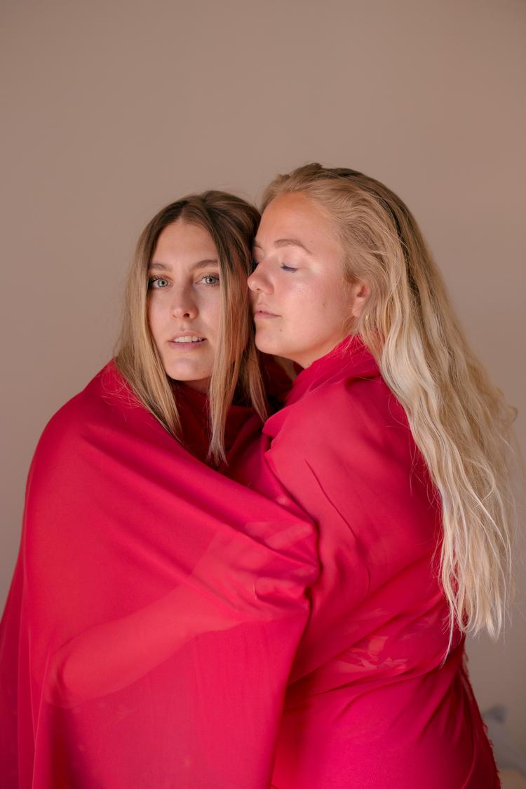 Veninderne Nanna Hovgaard (t.v.) og Josephine Kuhn er stemmerne bag den populære podcast 'Fries Before Guys'.      Foto: Emma Sejersen