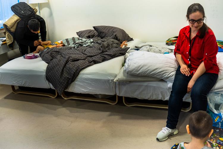I den tidligere kontorbygning på Ottiliavej i Valby bor der nu 160 ukrainske flygtninge. Politiken besøgte for en måned siden Marlon og Kateryna, der havde installeret sig med fire senge i et værelse. Foto: Per Munch