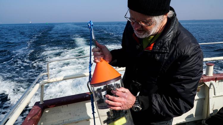 Jan »Gearløs« Henningsen med den hjemmelavede cylender med kameraer monteret 90 grader mellem, som tager billeder af havbunden hvert 5 sekund. Ariel Storm 