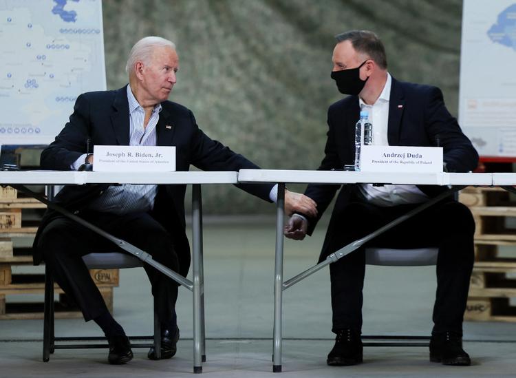 Joe Biden giver hånden til Polens præsident, Andrzej Duda. Bidens besøg i Polen fortsætter lørdag, hvor han vil holde en tale i hovedstaden Warszawa. Foto: Evelyn Hockstein/Ritzau Scanpix