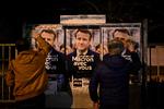 Emmanuel Macrons tilhængere sætter plakater op. Men præsidenten bliver kritiseret for at bruge krigen i Ukraine som påskud til at holde sig ude af valgkampen., og flere politikere stiller spørgsmålstegn ved hans legtimitet efter en valgsejr uden valgkamp. Foto: Damien Meyer/Ritzau Scanpix