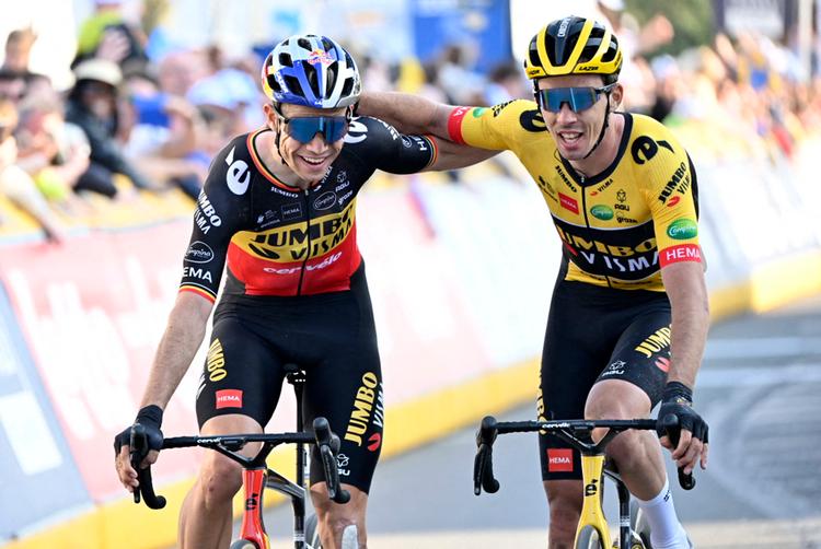 Wout van Aert (t.v.) og Christophe Laporte krydser målstregen efter den fælles, storslåede opvisning i E 3 Saxo Bank Classic.
 Foto: Dirk Waem/Ritzau Scanpix