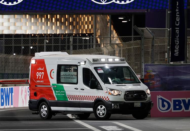 Mick Schumacher blev kørt væk i ambulance efter ulykken. Foto: Hamad I Mohammed/Ritzau Scanpix